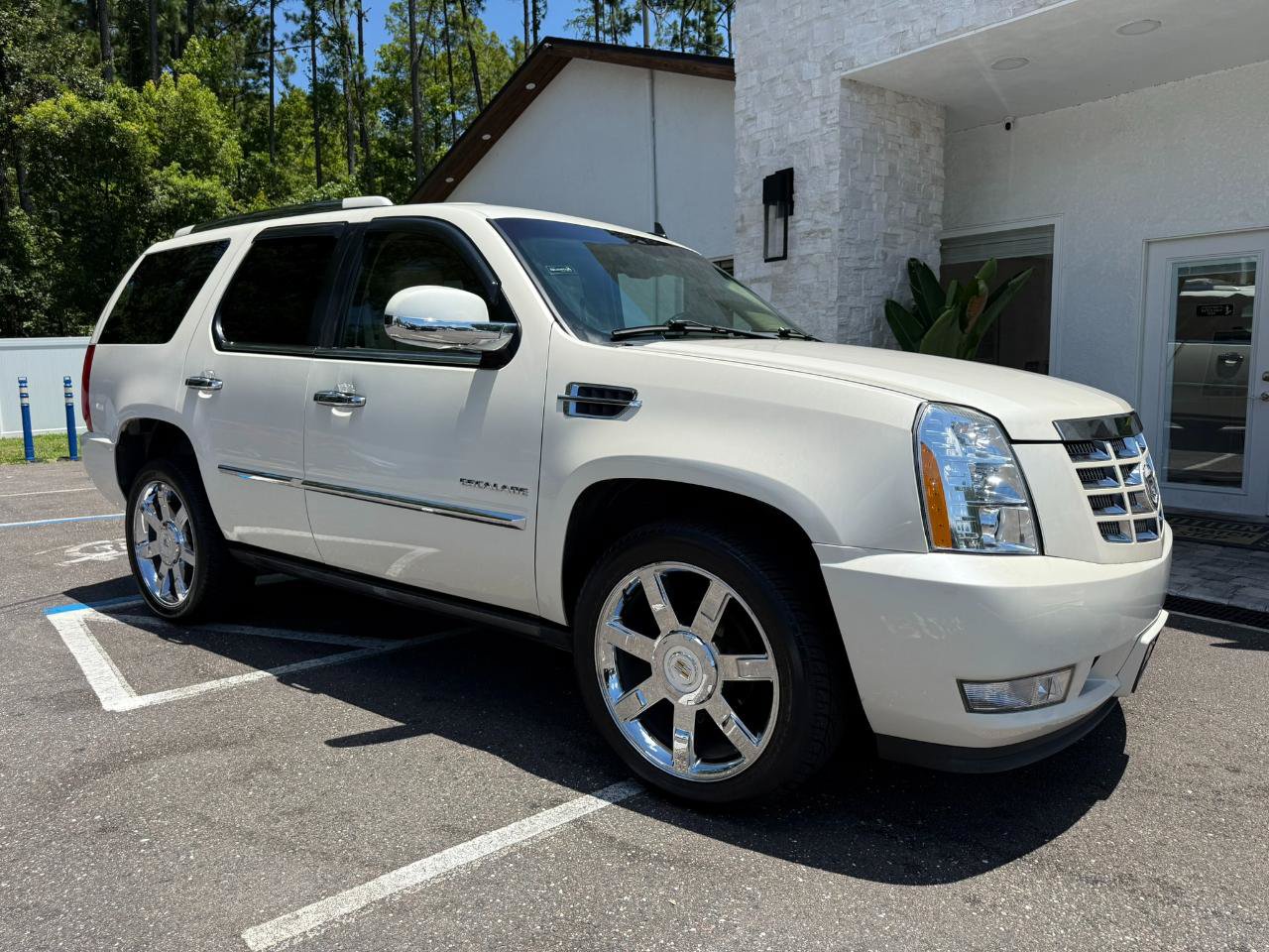Used 2011 Cadillac Escalade Premium AWD/4WD image 14