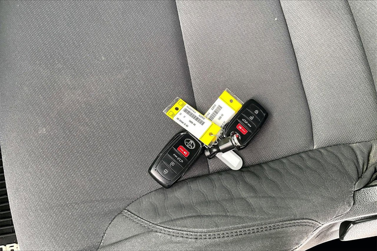 Used 2022 Toyota Tundra SR5 w/ SR5 Convenience Package image 34