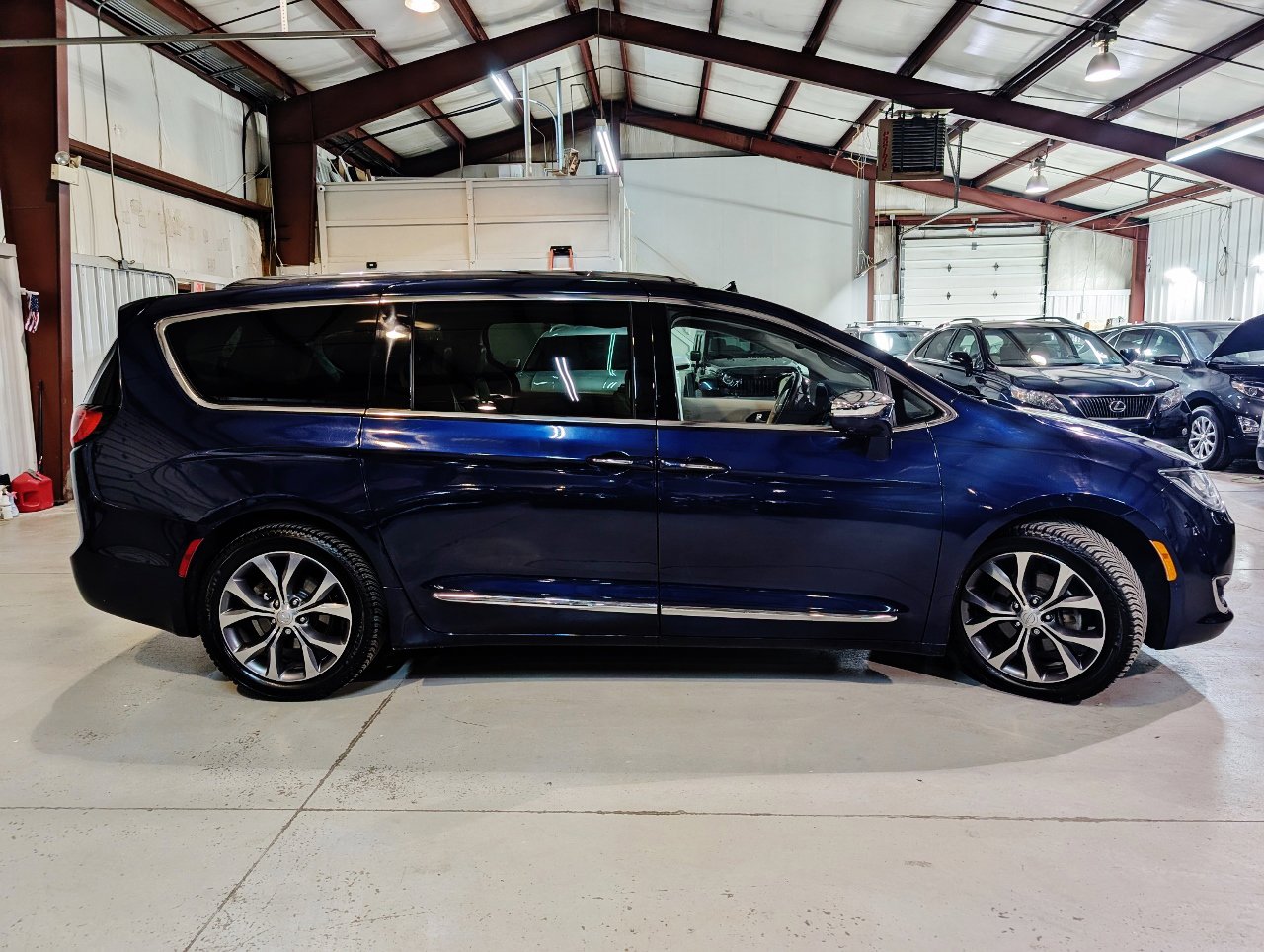 Used 2017 Chrysler Pacifica Limited image 13