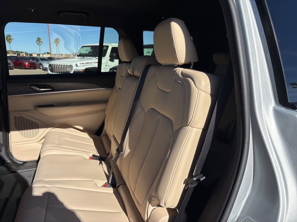 New 2025 Jeep Grand Cherokee L Limited w/ Black Appearance Package image 18