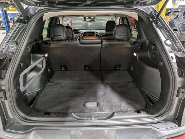 Used 2018 Jeep Cherokee Latitude Plus w/ Comfort/Convenience Group FWD image 12