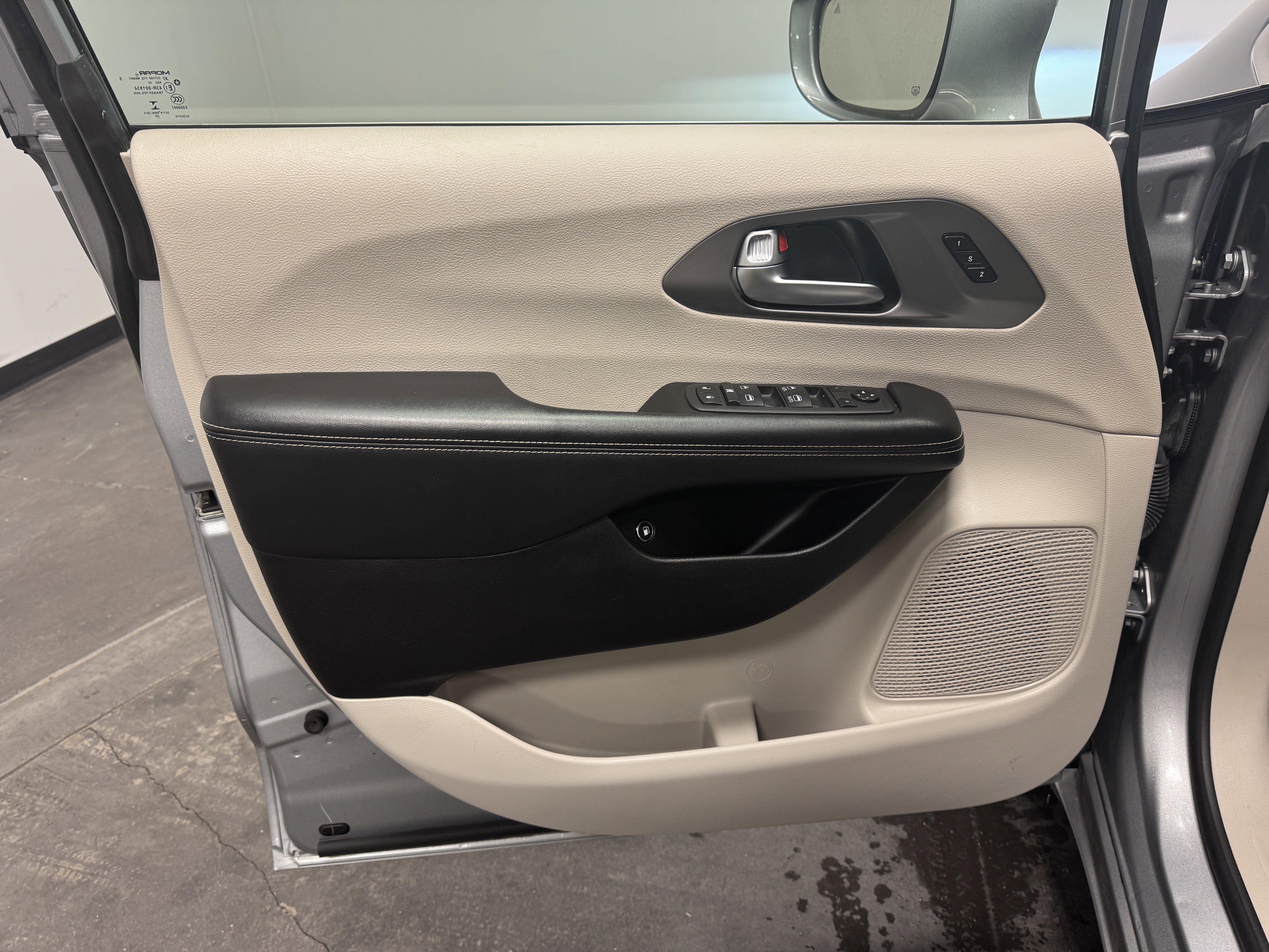 Used 2021 Chrysler Pacifica Touring-L image 13