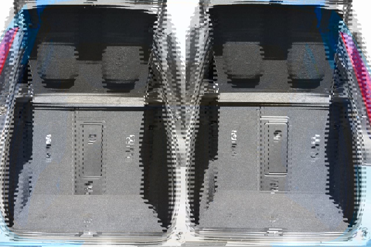 Certified 2025 Volvo XC40 B5 Plus image 34