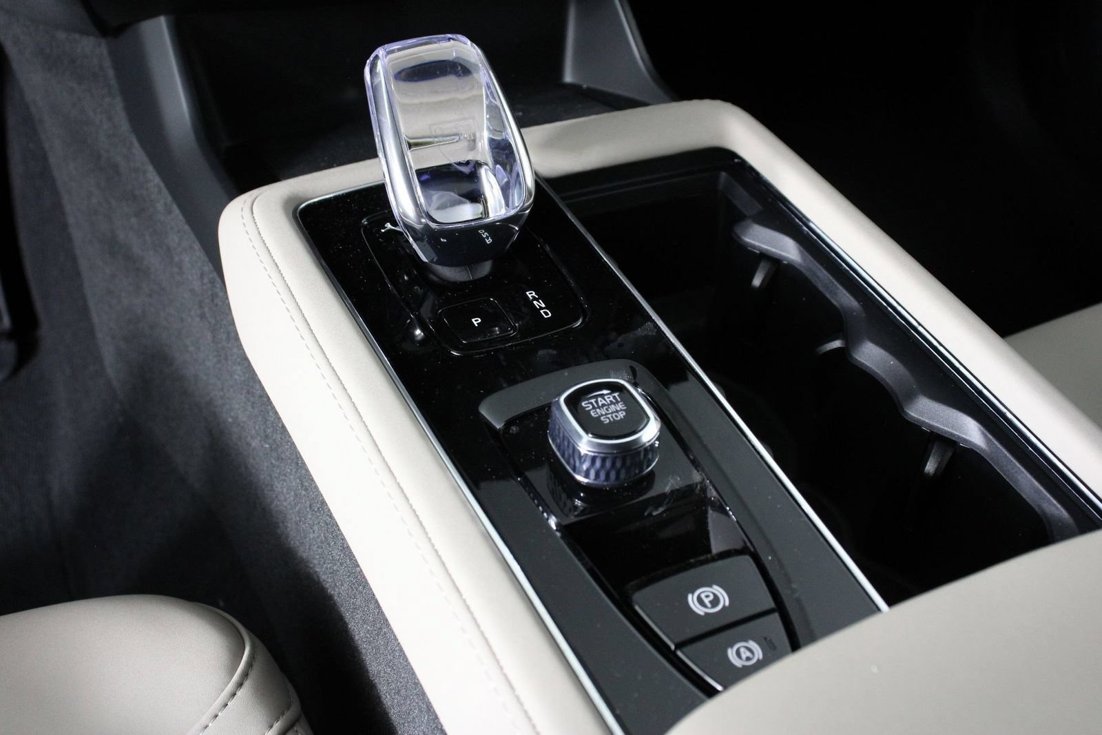 New 2026 Volvo XC90 T8 Plus w/ Protection Package Premier AWD/4WD image 7