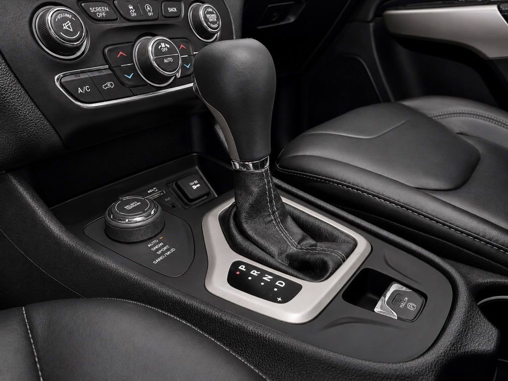 Used 2017 Jeep Cherokee Limited AWD/4WD image 29