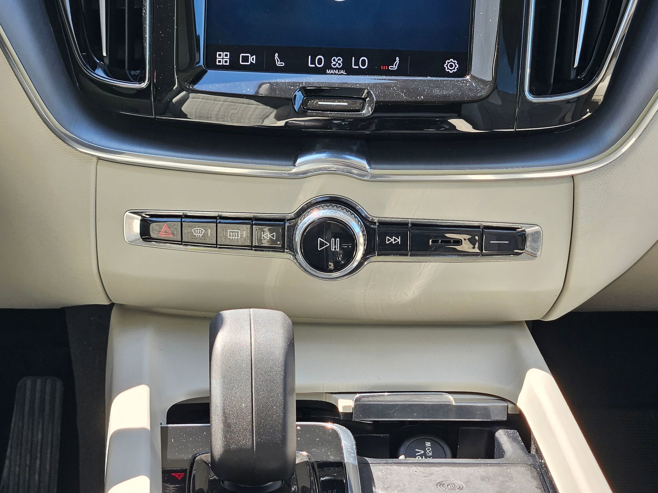 Used 2022 Volvo XC60 B5 Momentum image 15