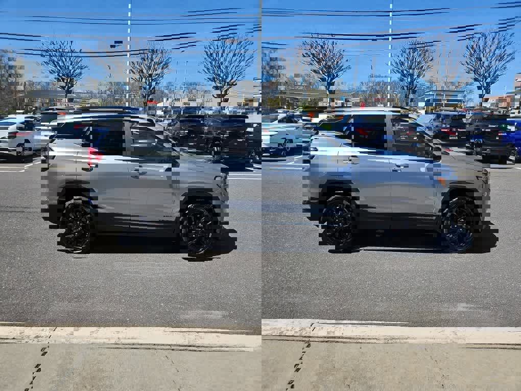 Used 2023 GMC Terrain SLE w/ Driver Convenience Package image 5