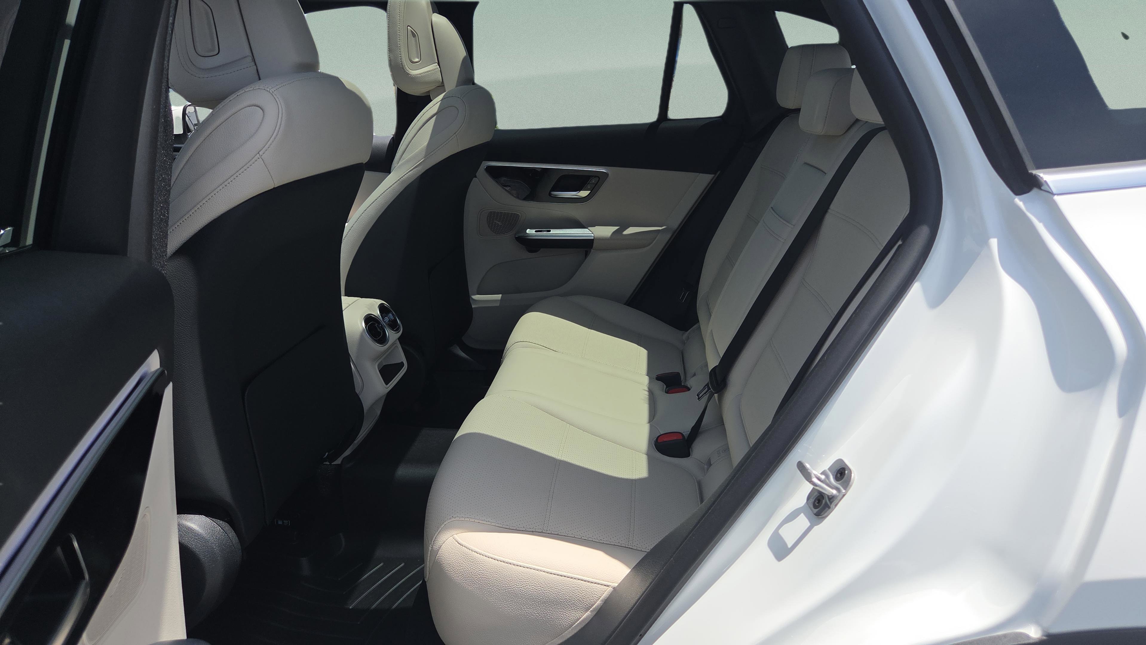 Used 2025 Mercedes-Benz GLC 300 image 10