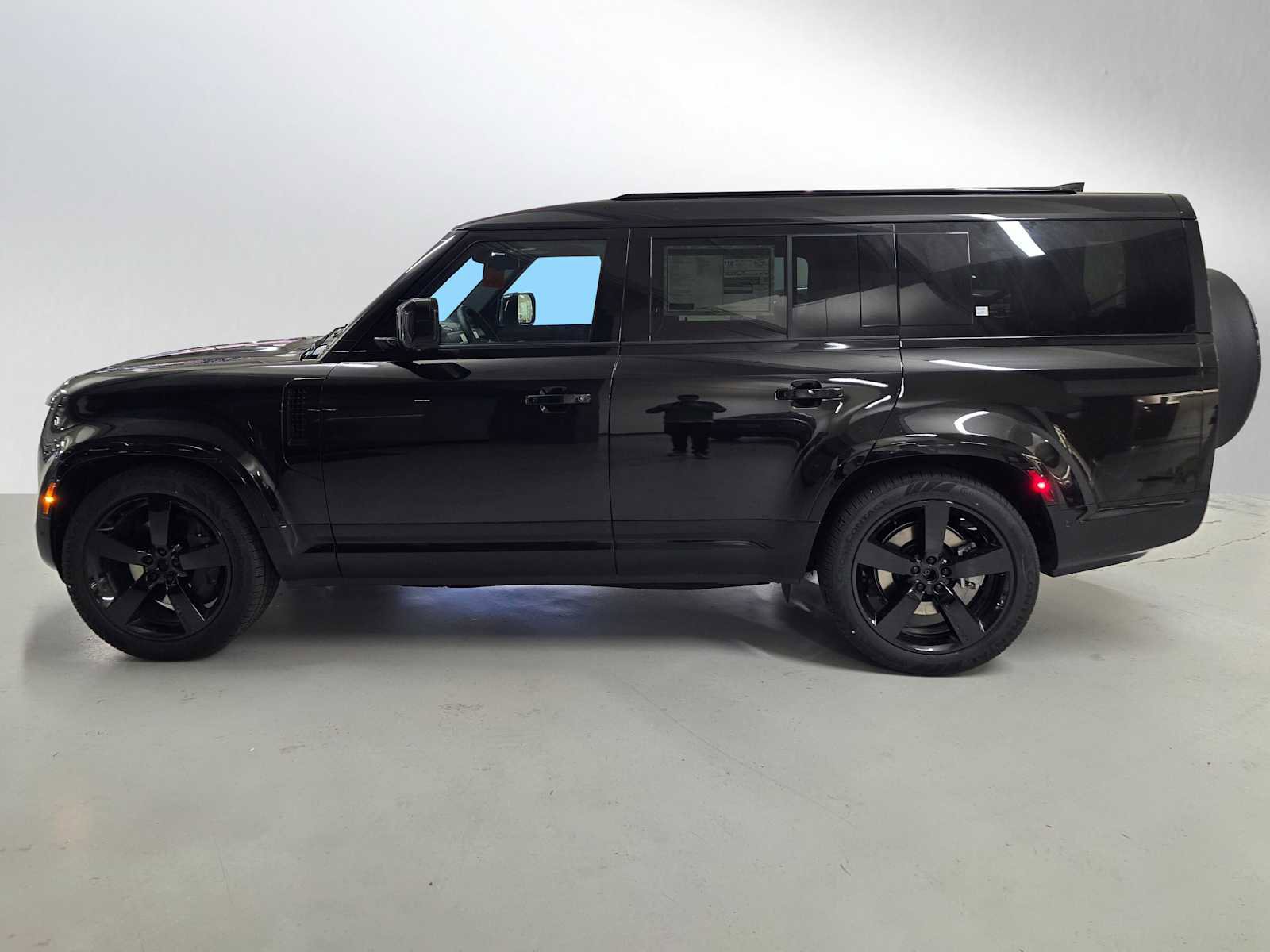 New 2026 Land Rover Defender 130 X-Dynamic SE image 2