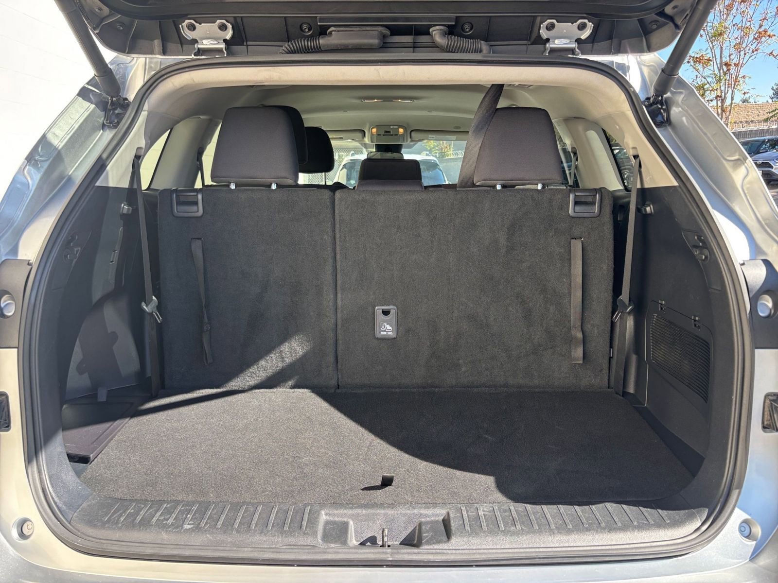 Used 2025 Toyota Highlander LE image 32