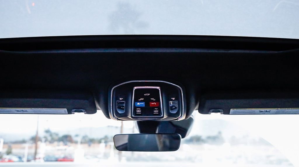 New 2025 Jeep Grand Cherokee Altitude image 17