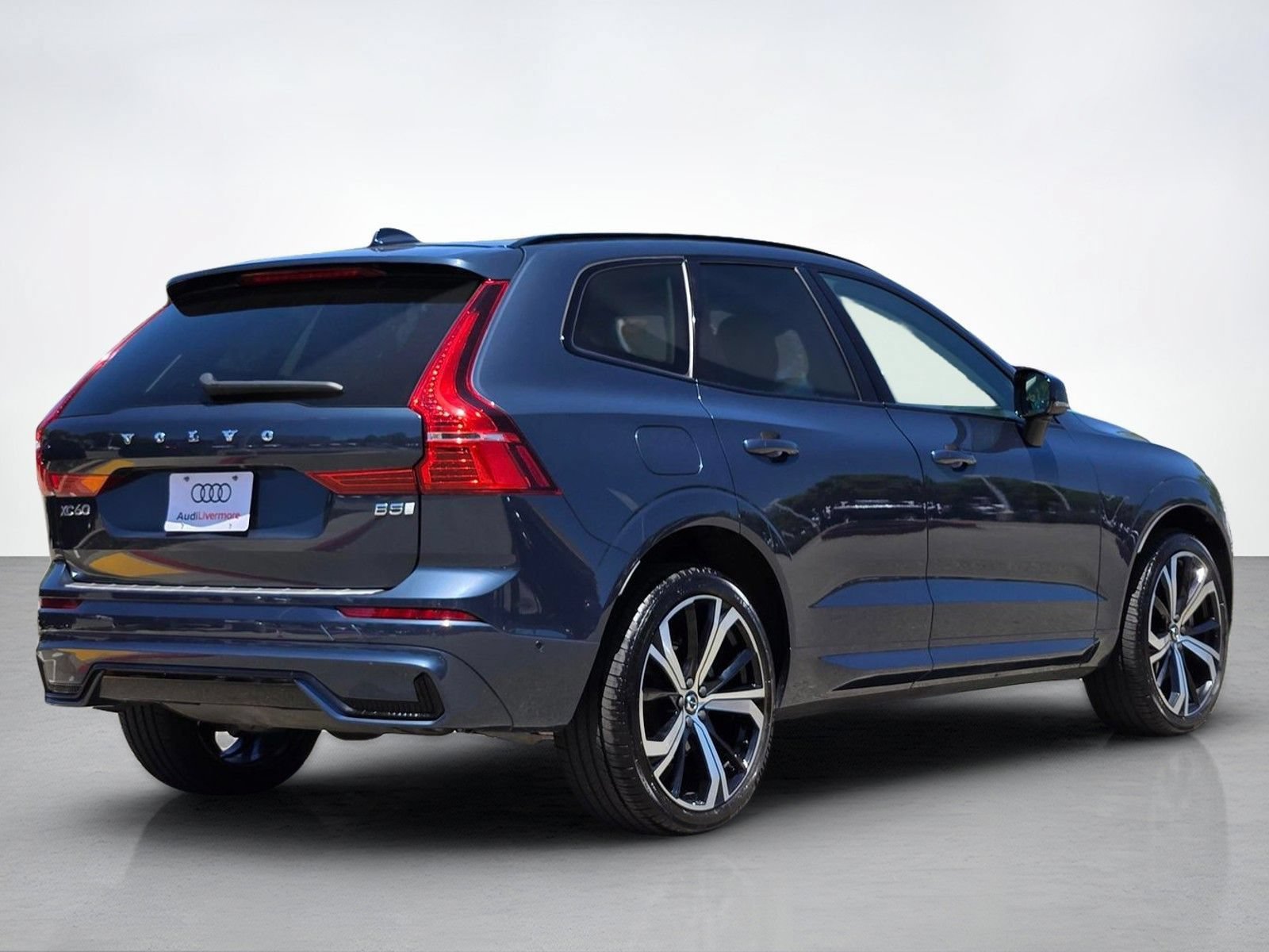 Used 2023 Volvo XC60 B5 Ultimate w/ Climate Package FWD image 7