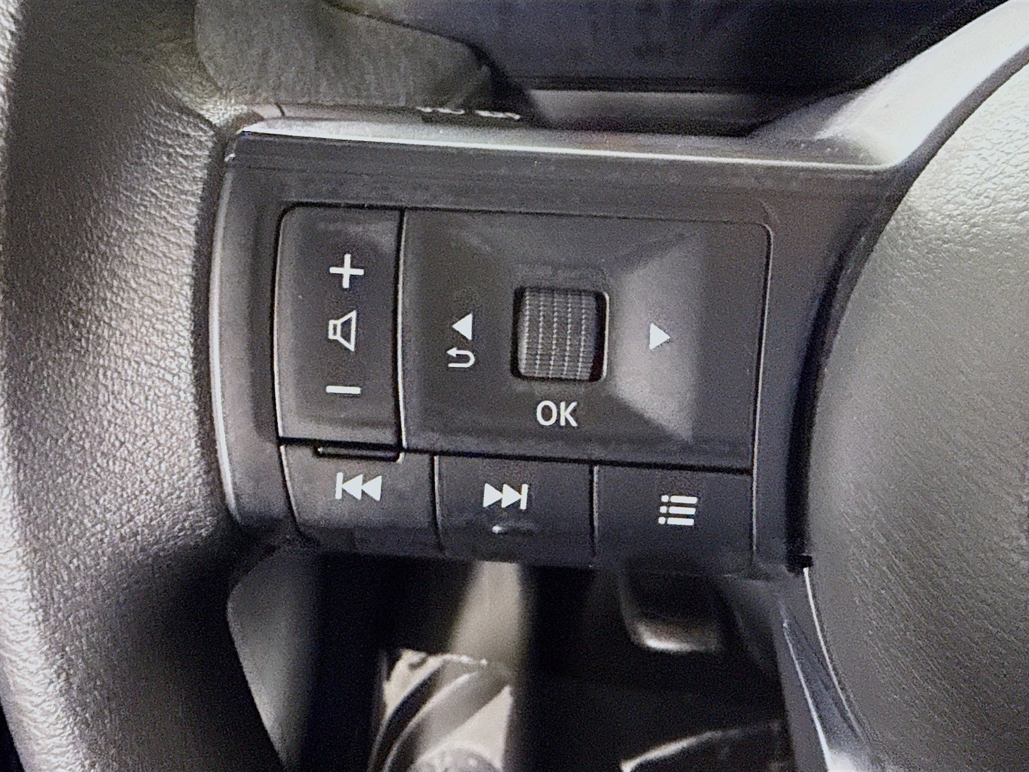 Used 2025 Nissan Kicks SV image 14