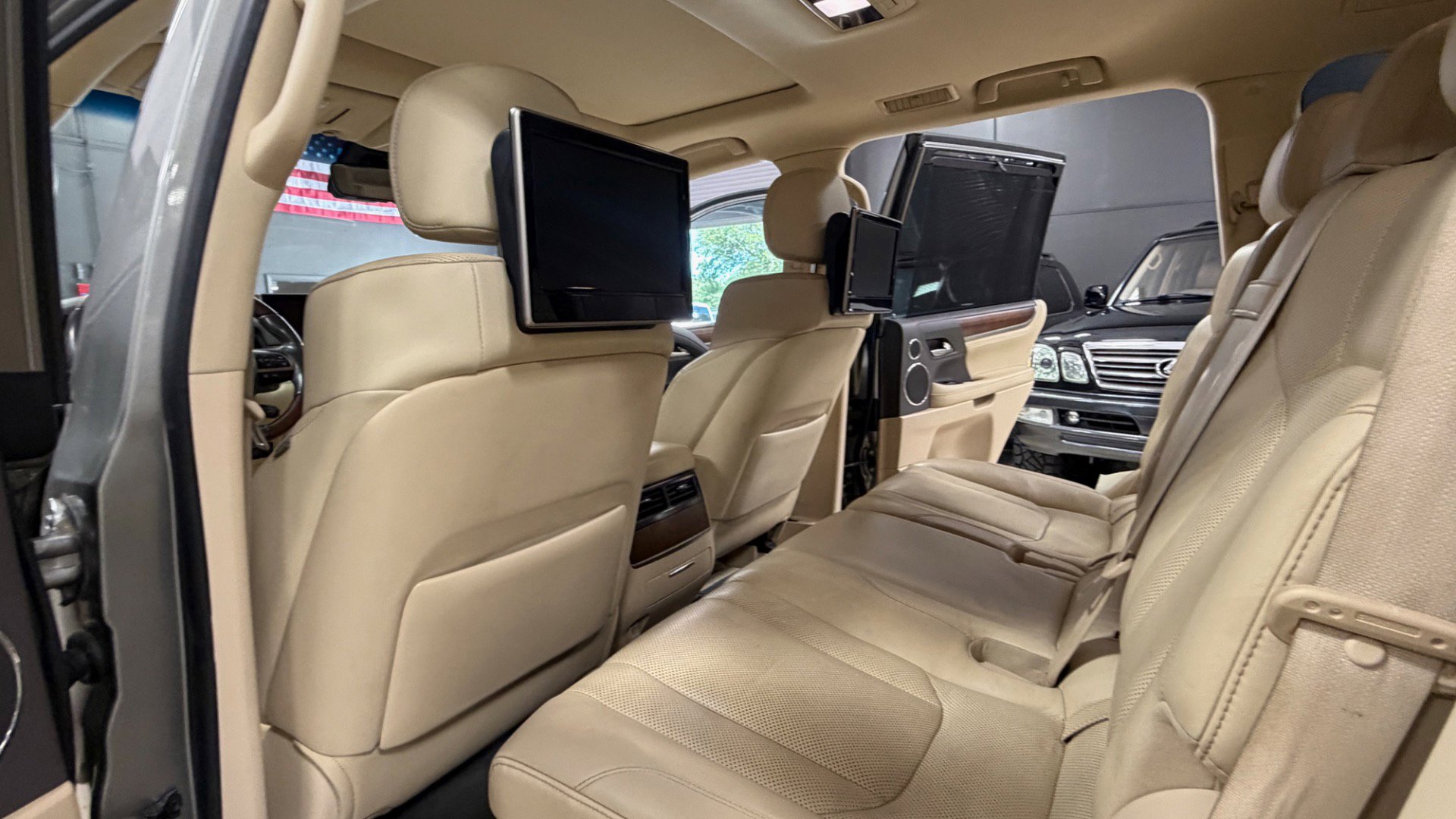 Used 2018 Lexus LX 570 4WD w/ Luxury Package image 23