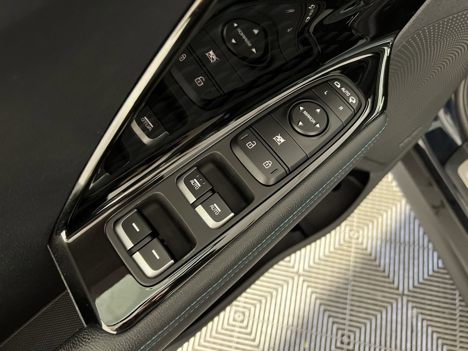 Used 2022 Kia Niro EX Premium w/ Cold Weather Package image 15