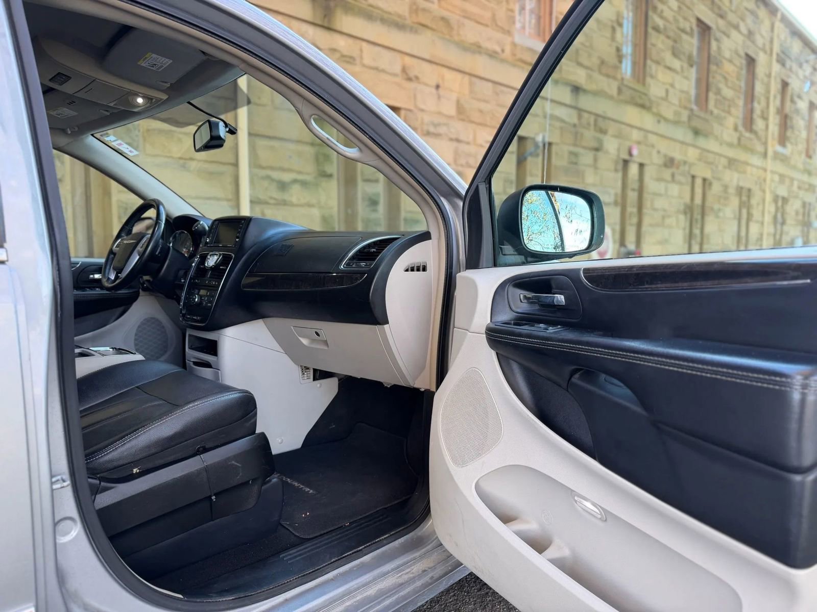 Used 2015 Chrysler Town & Country Touring FWD image 27