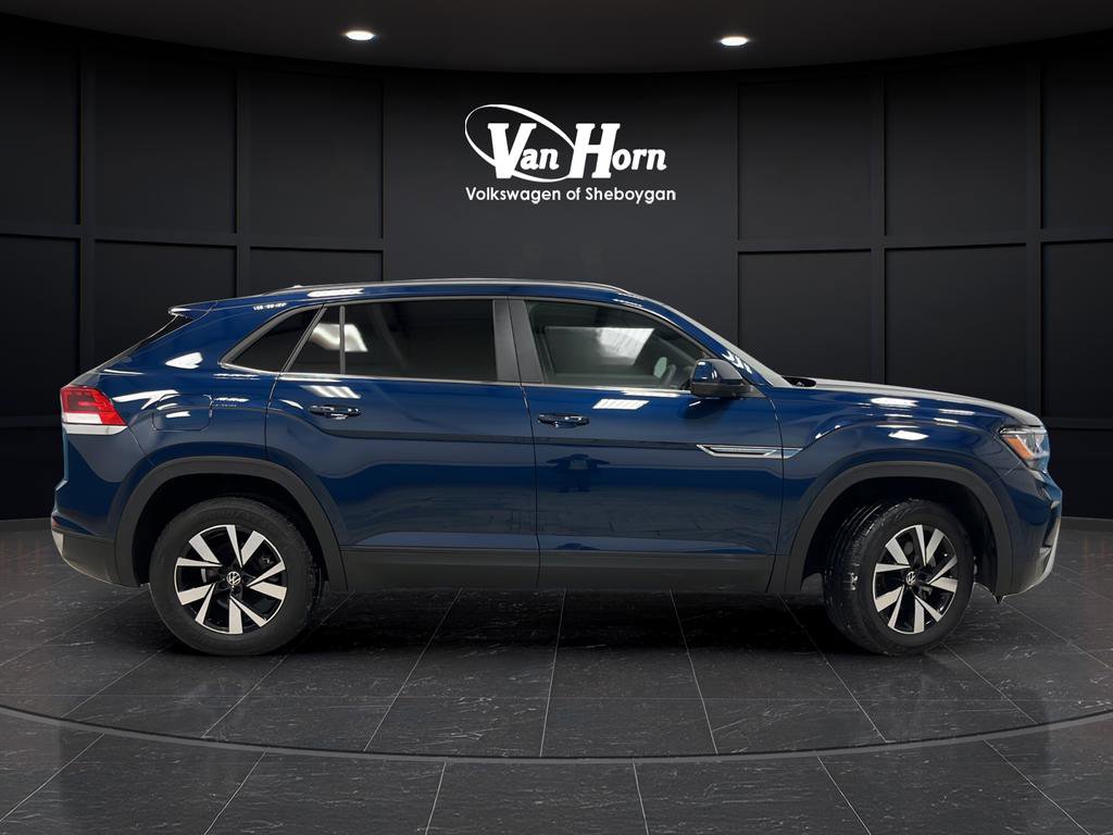 Used 2022 Volkswagen Atlas Cross Sport SE image 2