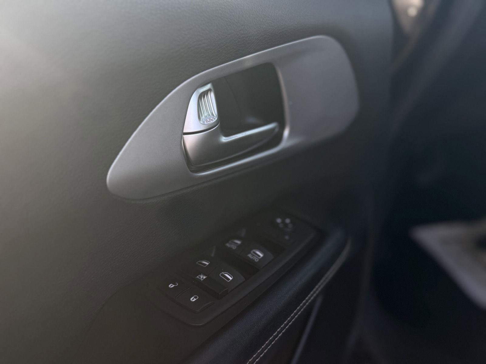 Used 2023 Chrysler Pacifica Touring image 15