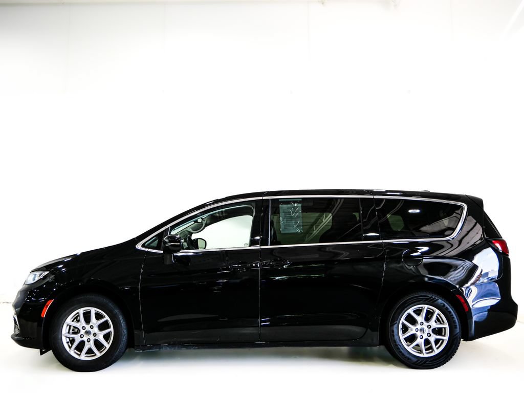 Used 2024 Chrysler Pacifica Touring-L FWD image 5