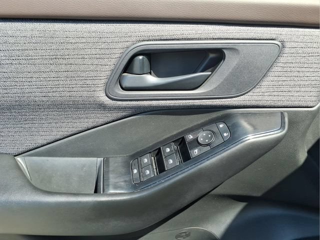 Used 2023 Nissan Rogue S AWD/4WD image 11