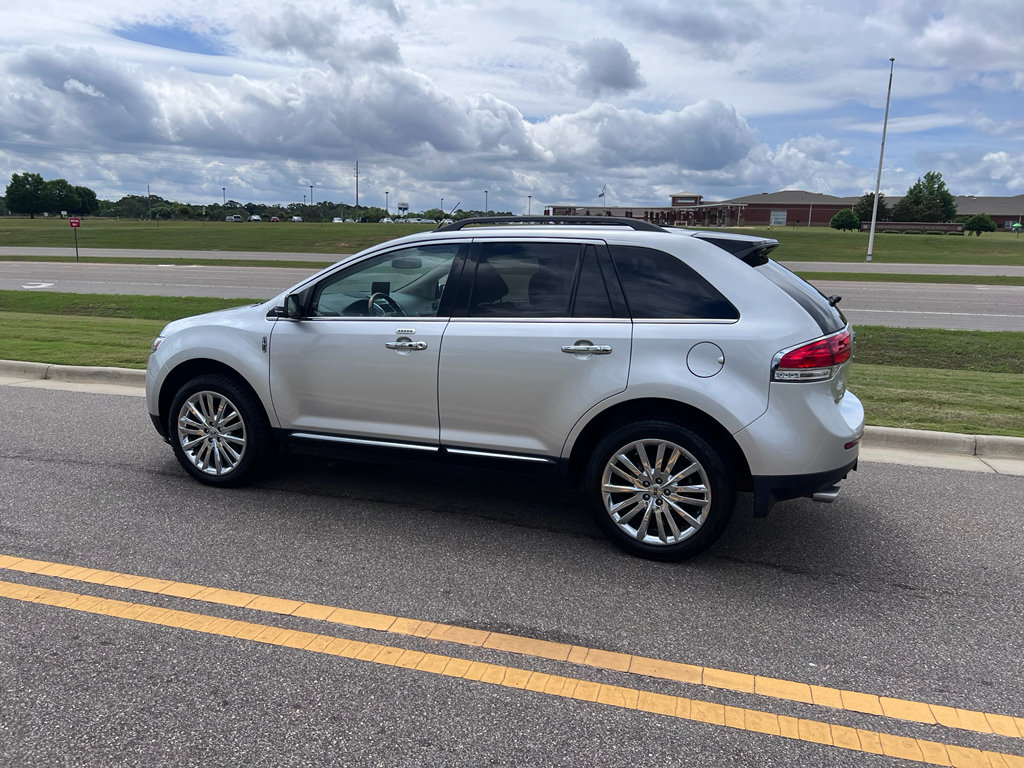 Used 2013 Lincoln MKX FWD image 4