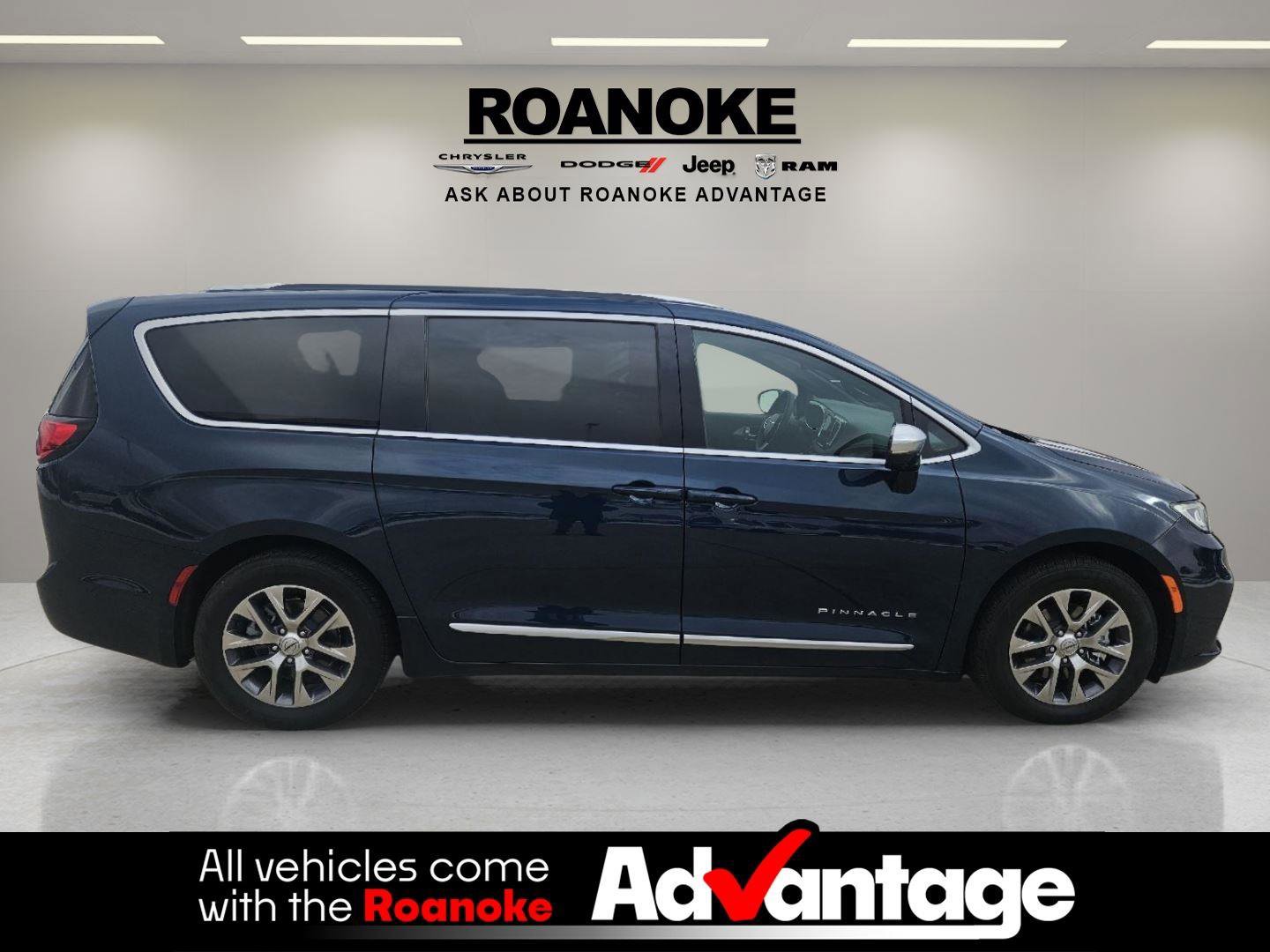 Used 2025 Chrysler Pacifica Pinnacle image 3