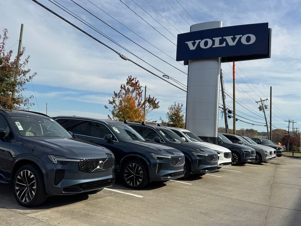 Used 2023 Volvo XC60 B5 Plus w/ Climate Package image 12