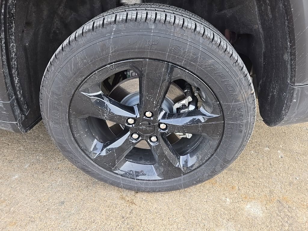 Used 2025 Jeep Grand Cherokee L Limited w/ Luxury Tech Group II image 17