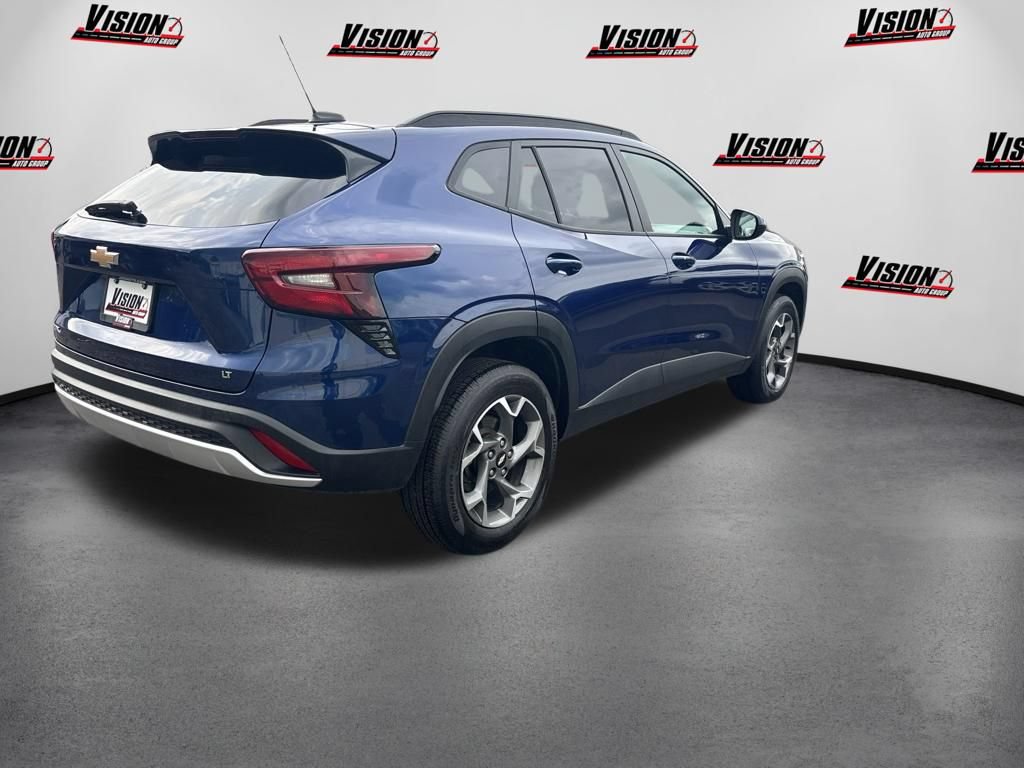 Used 2024 Chevrolet Trax LT w/ Sunroof Package FWD image 5