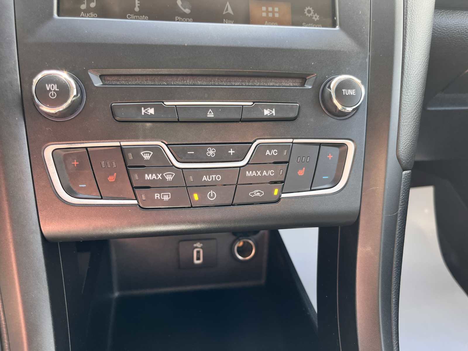 Used 2018 Ford Fusion SE w/ Equipment Group 201A image 12