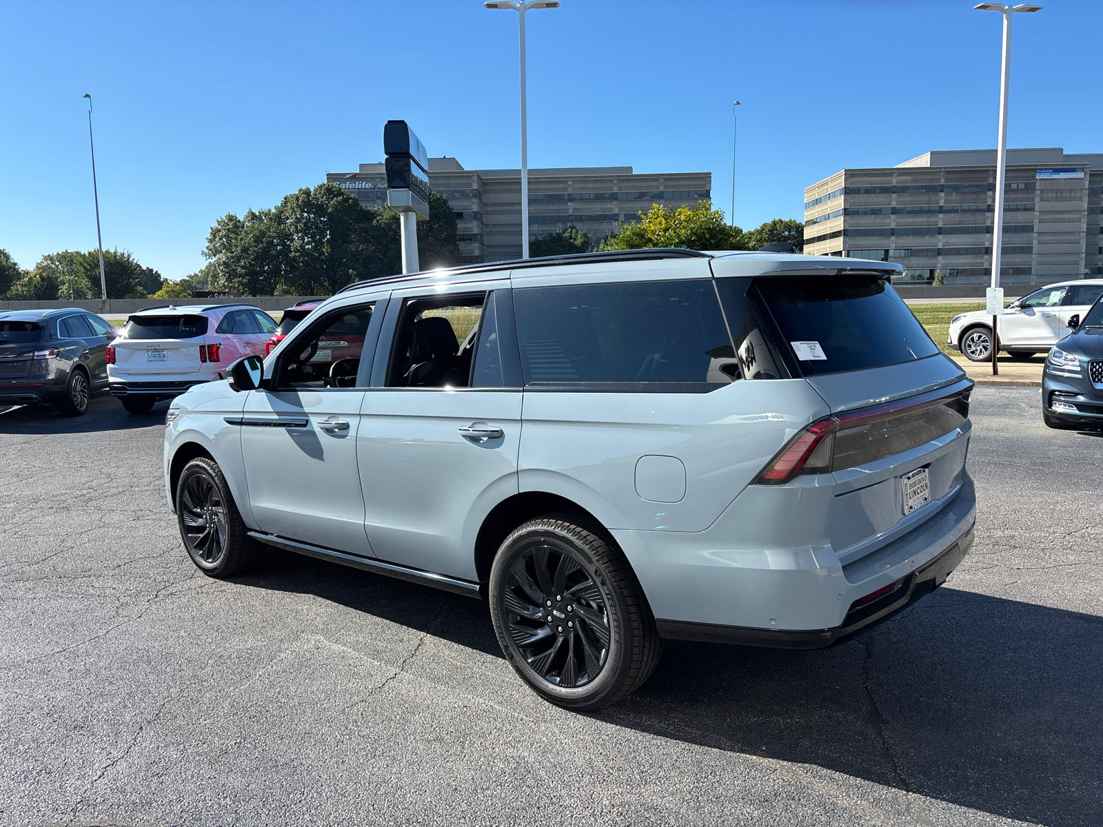 New 2025 Lincoln Navigator Reserve w/ Jet Appearance Package image 5