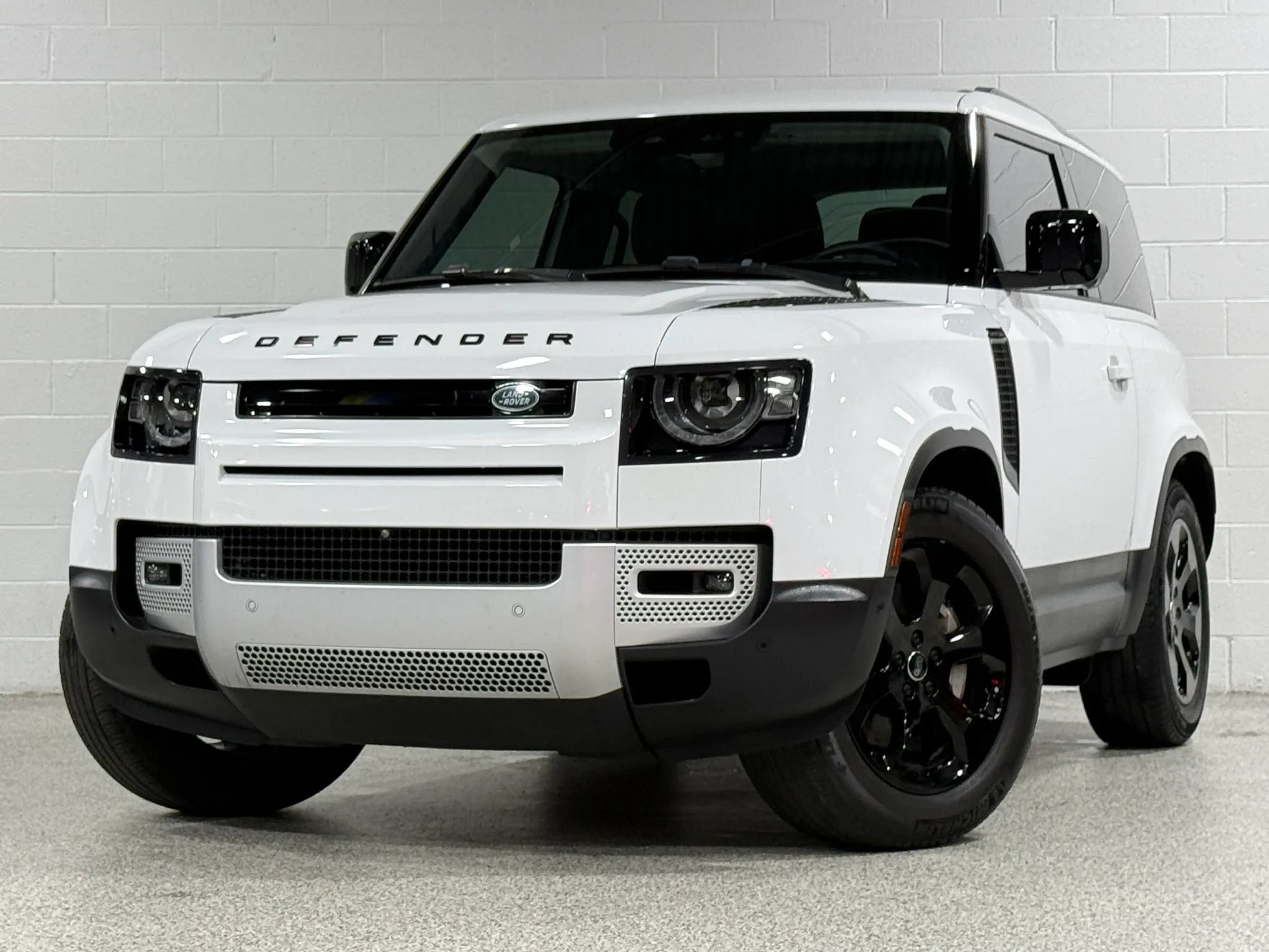 Used 2023 Land Rover Defender 90 SE AWD/4WD image 2