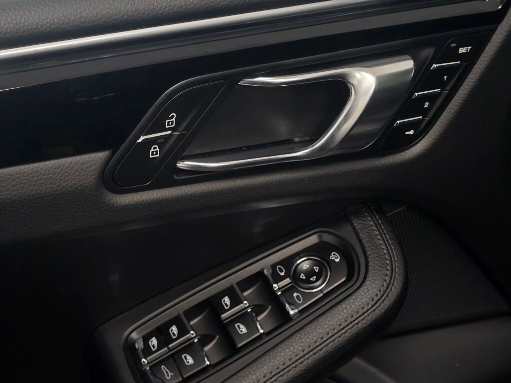 Certified 2025 Porsche Macan image 36