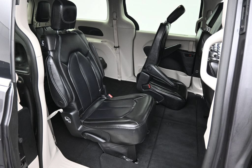Used 2023 Chrysler Pacifica Touring-L FWD image 21