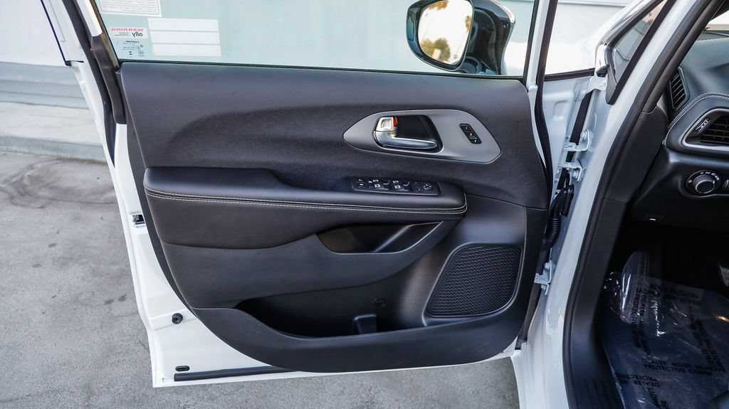 New 2027 Chrysler Pacifica Select FWD image 25