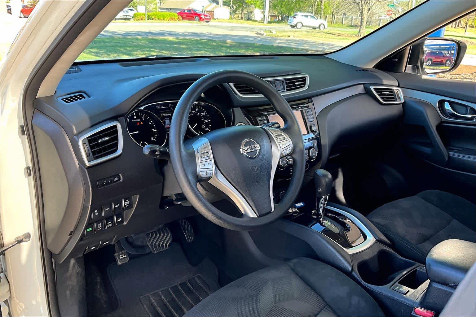 Used 2016 Nissan Rogue SV w/ SV Premium Package AWD/4WD image 18