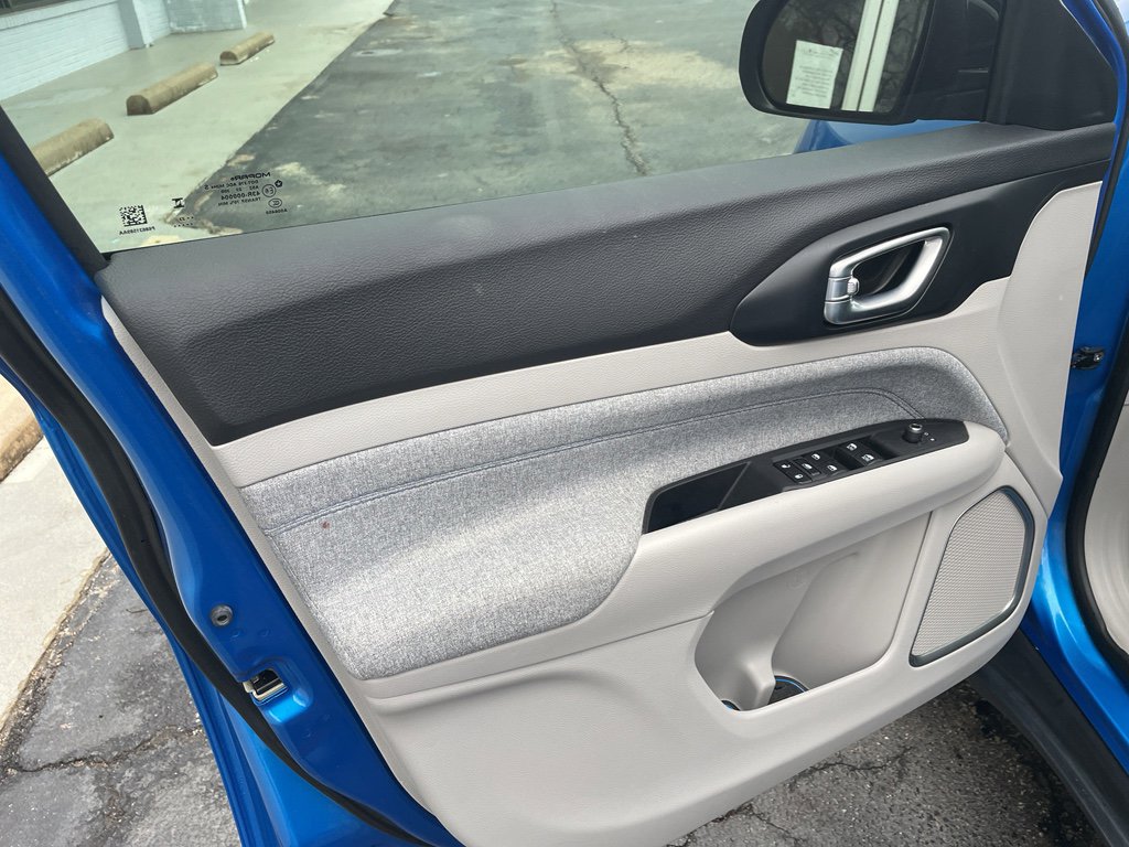 Used 2023 Jeep Compass Latitude image 10