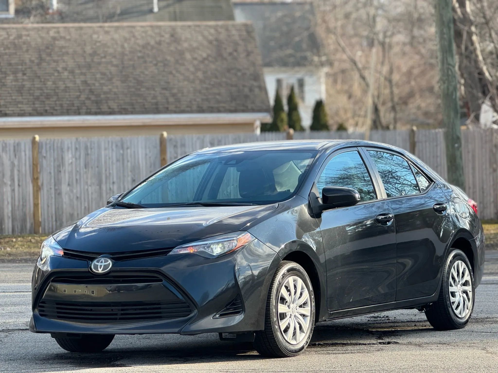 Used 2018 Toyota Corolla LE image 3