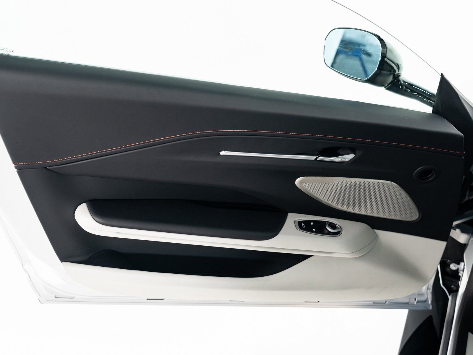 Used 2025 Aston Martin V8 Vantage Coupe RWD image 11