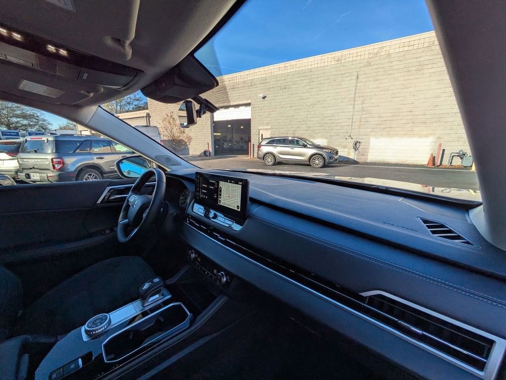 Used 2025 Mitsubishi Outlander SE image 29