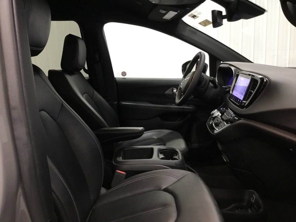 Used 2025 Chrysler Pacifica Select image 18