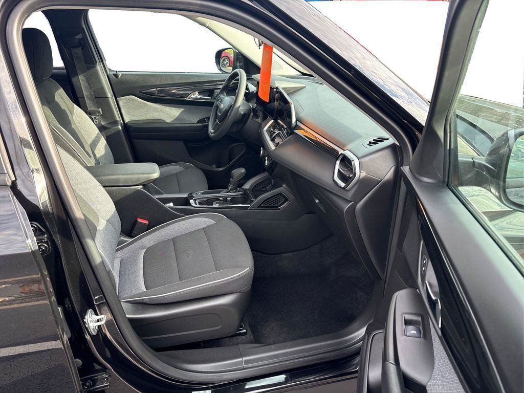Used 2025 Chevrolet TrailBlazer LT FWD image 19