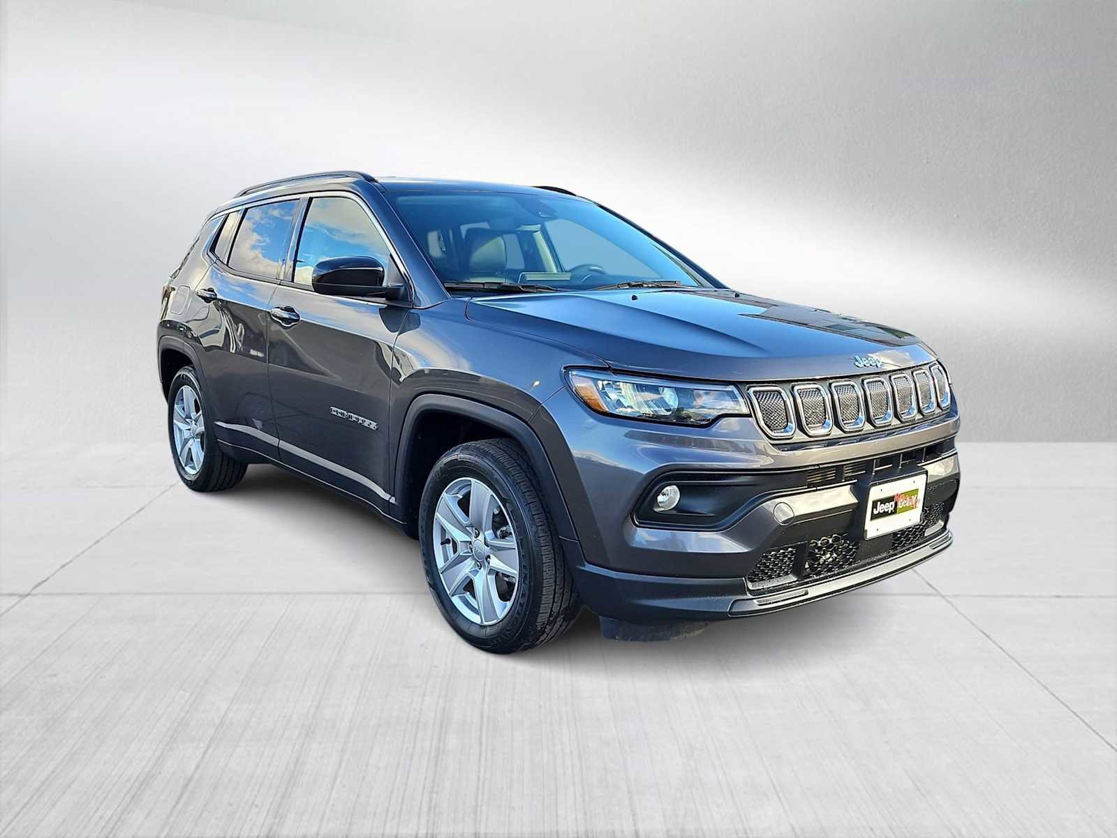 Used 2022 Jeep Compass Latitude image 2