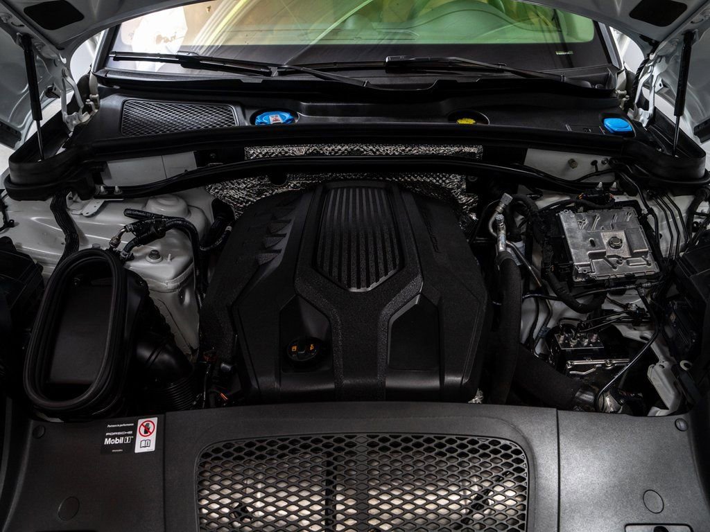 Certified 2025 Porsche Macan image 32