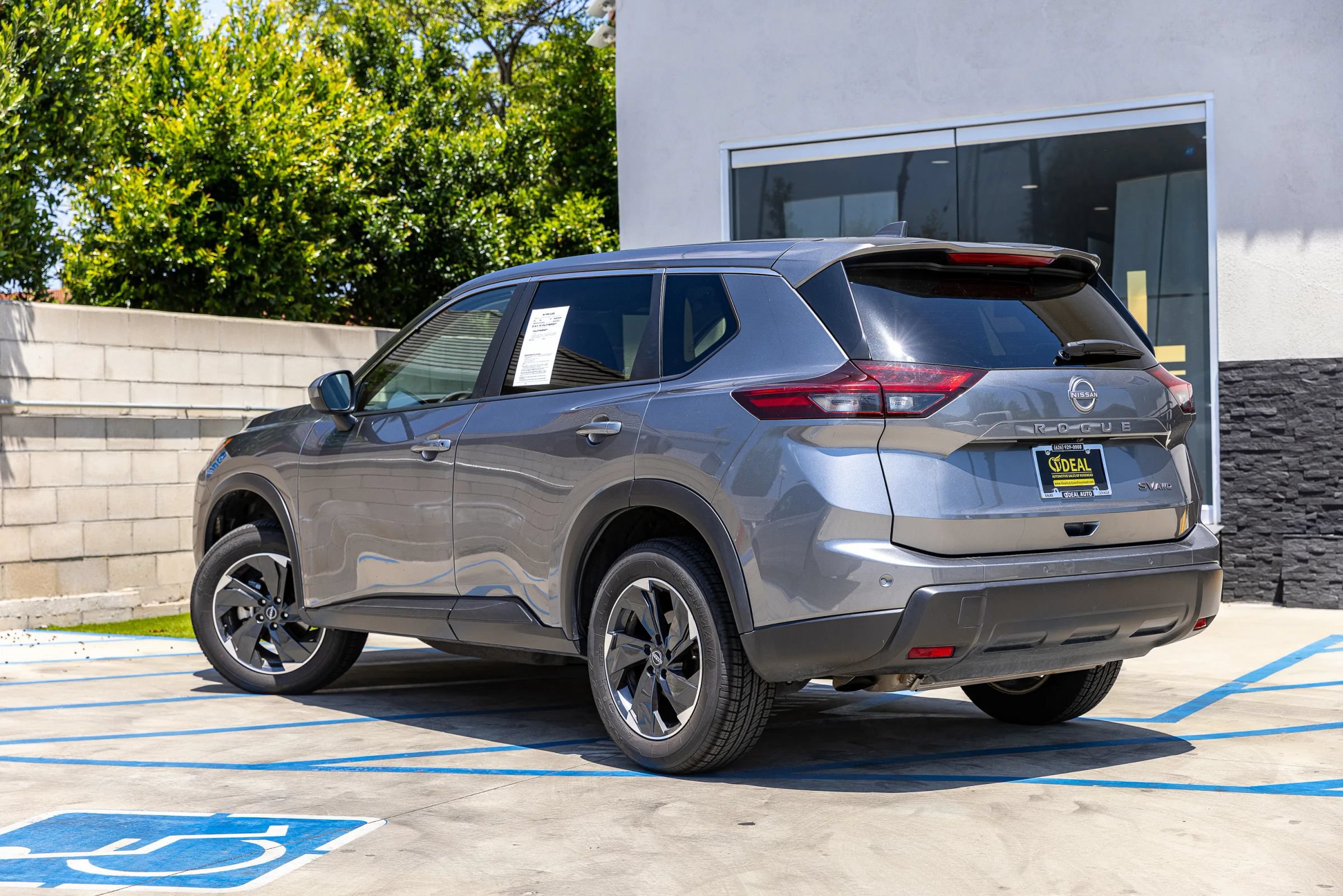Used 2024 Nissan Rogue SV AWD/4WD image 12