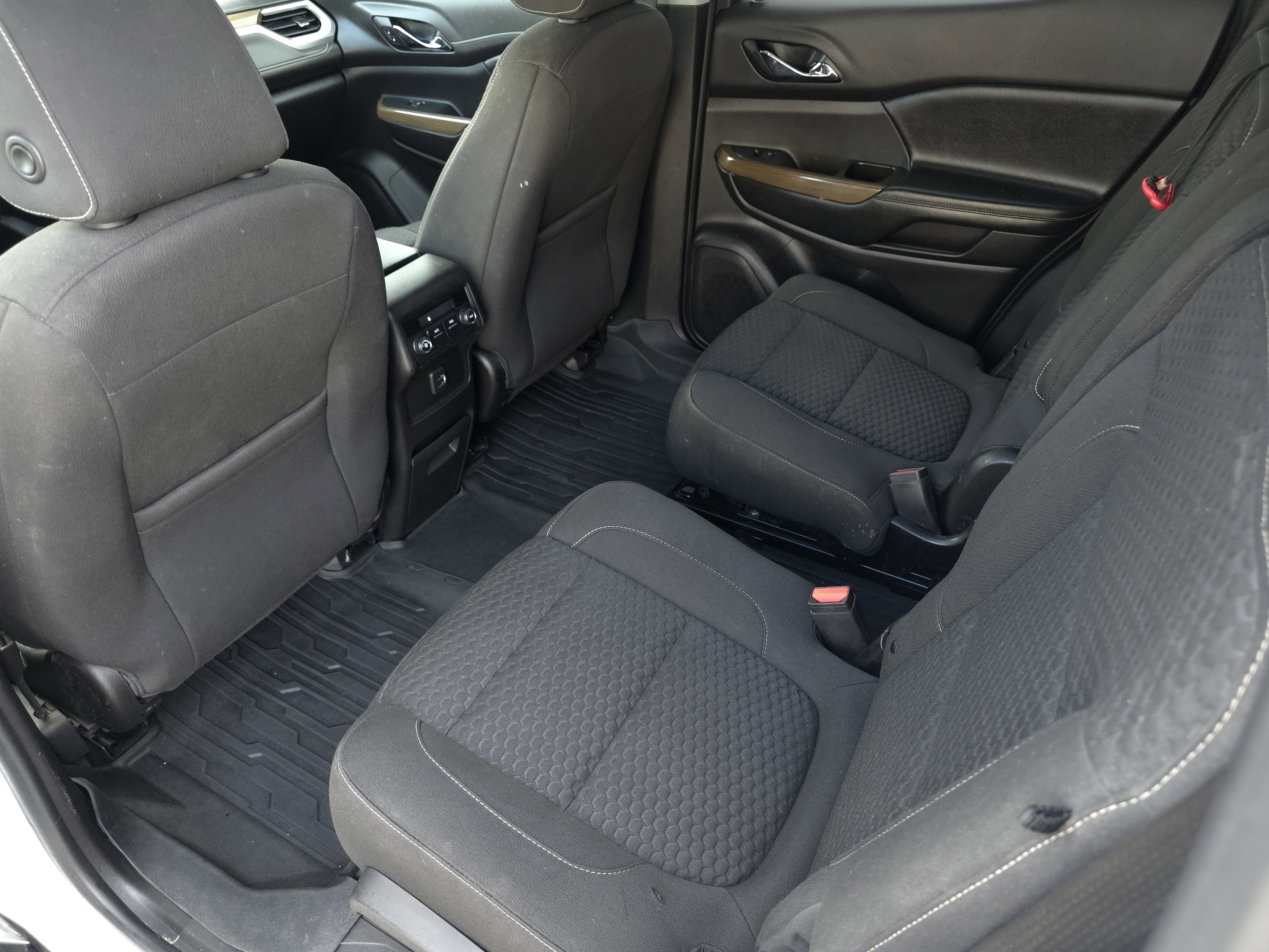 Used 2019 GMC Acadia SLE image 26