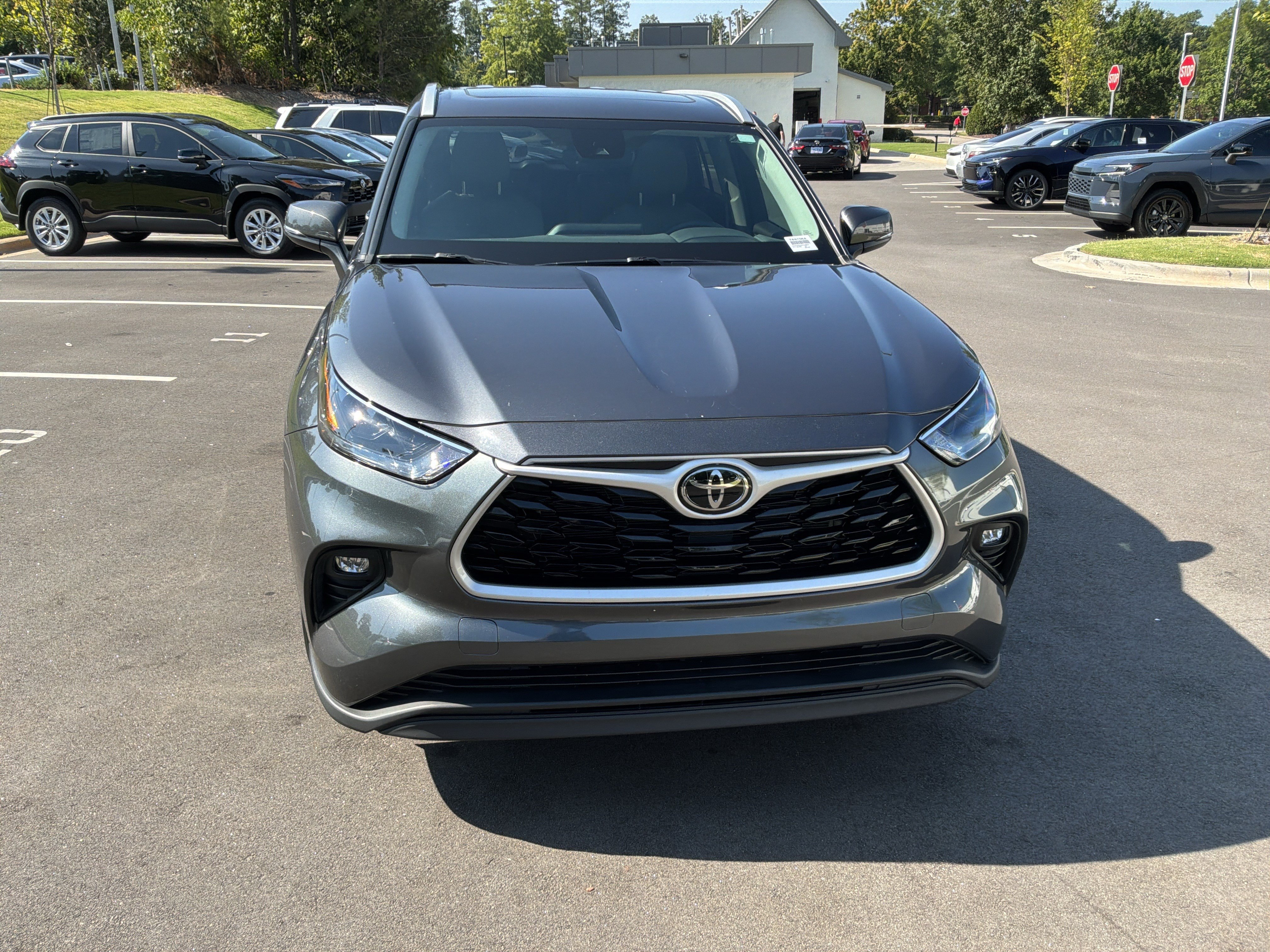 Used 2024 Toyota Highlander XLE AWD/4WD image 3