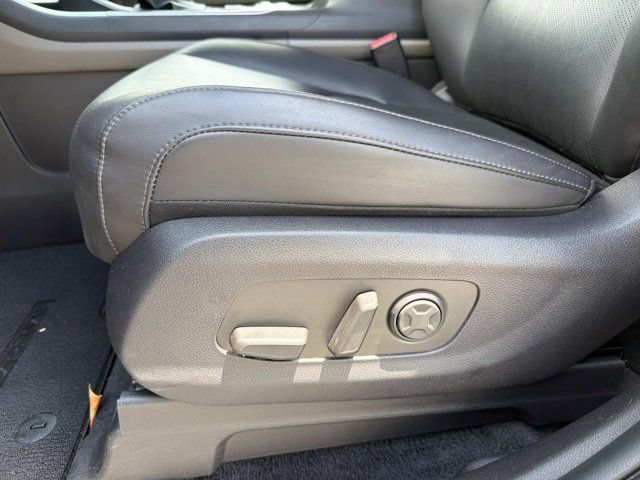 Used 2025 Kia Carnival FWD image 10