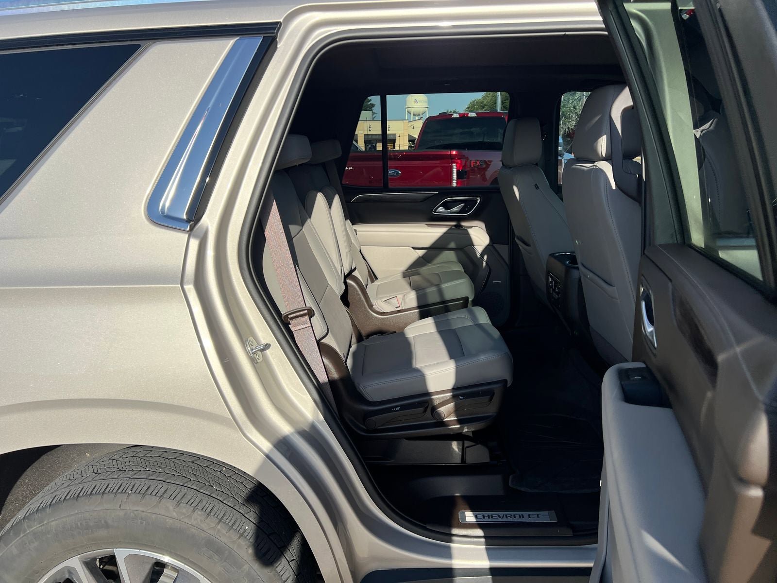 Used 2022 Chevrolet Tahoe LT w/ Luxury Package RWD image 11