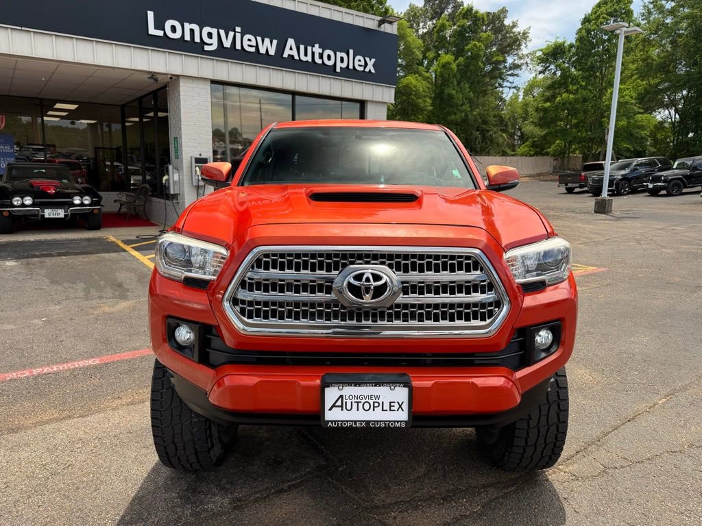 Used 2017 Toyota Tacoma TRD Sport w/ Tow Package (A/T) image 4